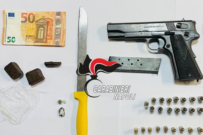 Torre del Greco, arrestato incensurato di 19 anni: fermato con pist­ola, droga e carte di credito
