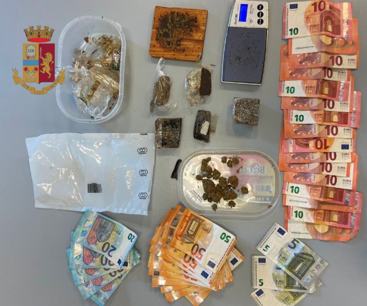 Ercolano, nascondeva droga e soldi in casa: arrestato 53enne