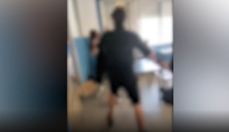 Studentessa picchiata da un compagno in classe, il video diventa virale