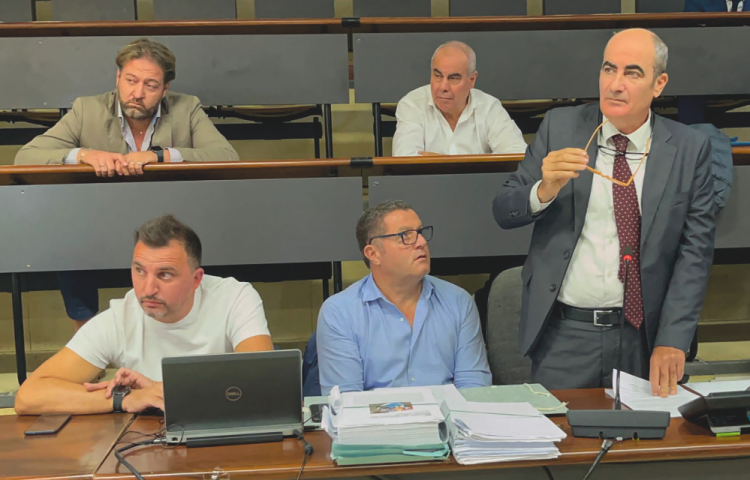 Scandalo rifiuti a Torre del Greco, l’ex sindaco ha fretta: vuole rinunciare a tutti i testimoni per ottenere la sentenza entro marzo