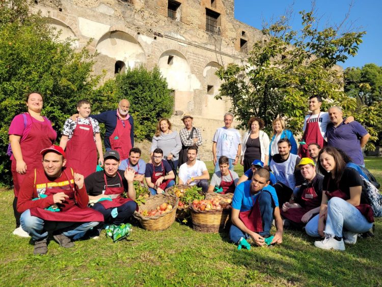 Ragazzi autistici raccolgono melograni e mele negli Scavi di Pompei