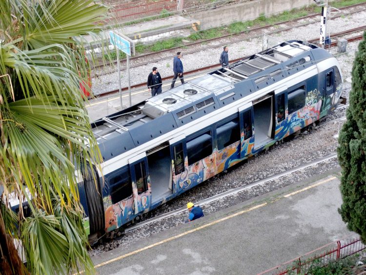 L’inferno sul treno deragliato della Circum a Pompei: «È stato terribile, credevamo di morire»