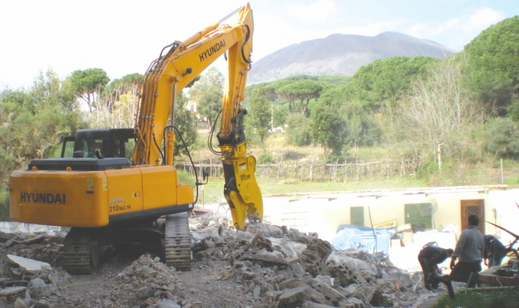 Guerra agli abusi edilizi: a Torre del Greco ripartono le demolizioni