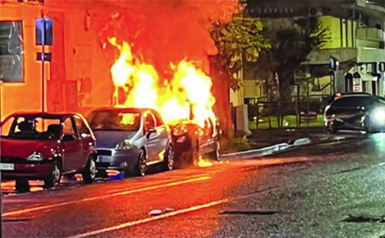 Auto distrutte dal fuoco a Torre del Greco, la pista della vendetta: acquisiti i video del rogo