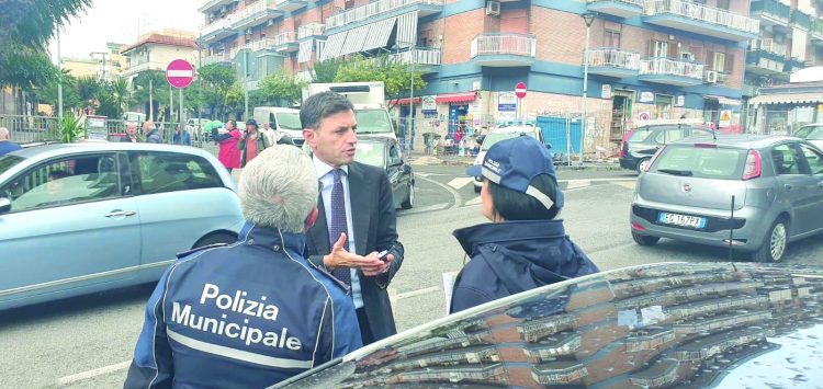 Guerra alla sosta selvaggia a Ercolano: il sindaco in strada con i vigili