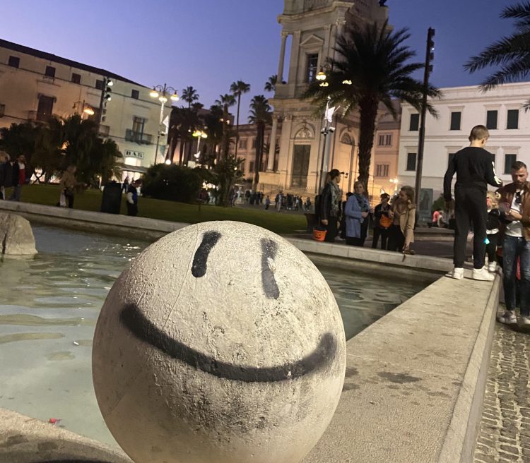 Imbrattata la fontana di piazza Bartolo Longo a Pompei, caccia aperta vandali