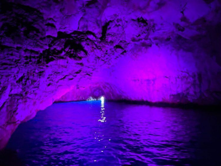 La grotta azzurra si colora di viola