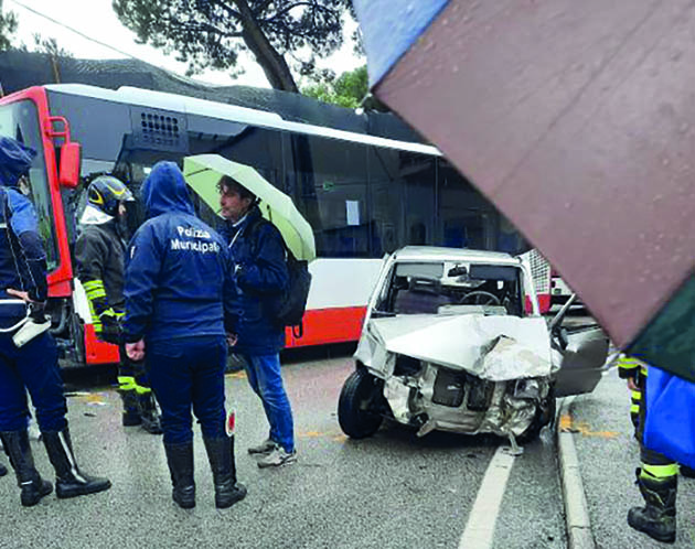 Torre del Greco, 32enne si schianta con l’auto contro un bus: estratta viva dalle lamiere