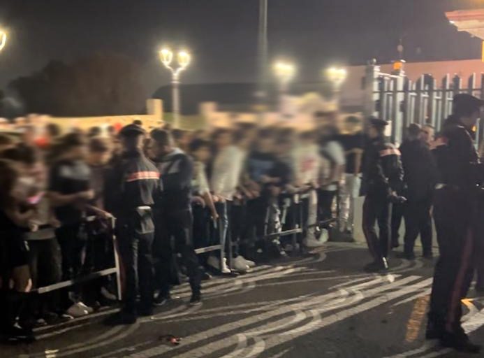 La festa di Halloween nel Vesuviano interrotta dai carabinieri: nella discoteca mille persone, era agibile per 450