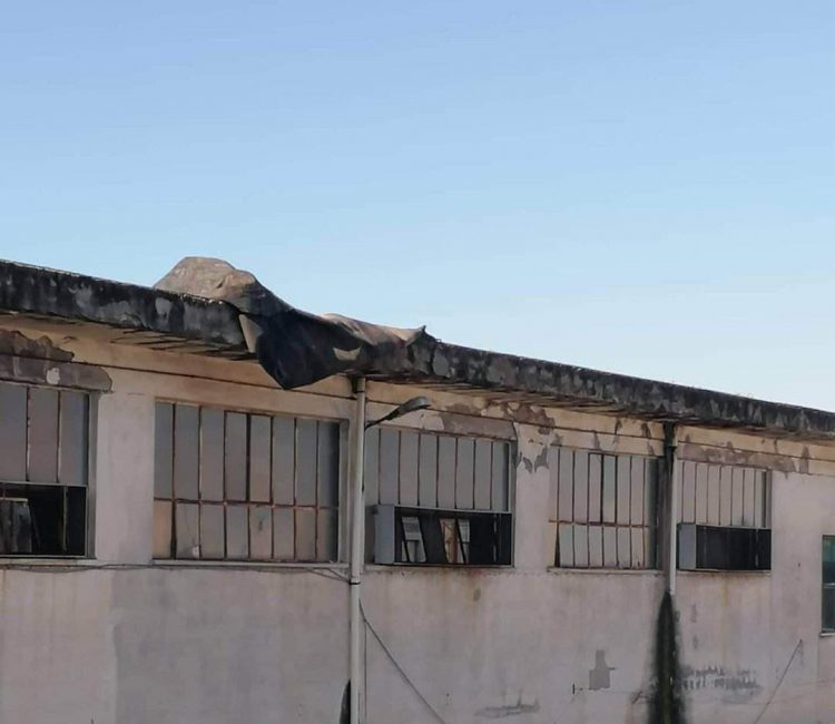 Castellammare. L’ex Avis cade a pezzi, detriti nelle case e pericolo vicino alle scuole