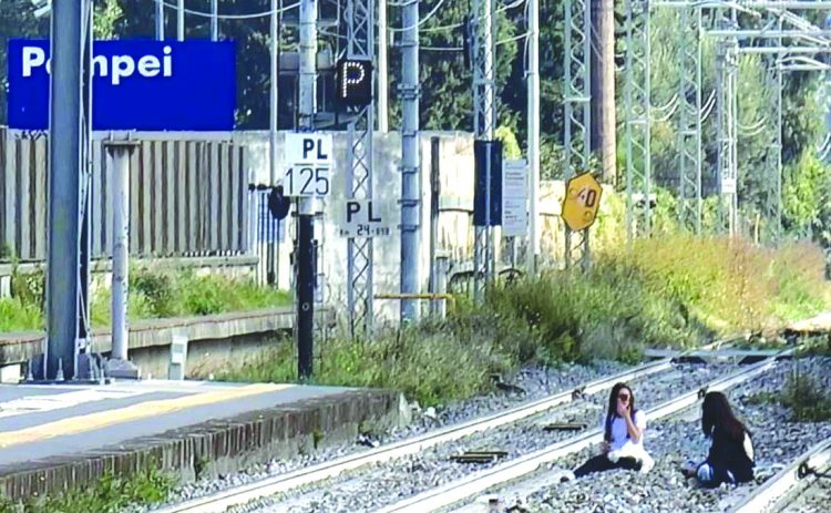 Ragazzine distese sui binari per un selfie estremo, follia a Pompei – Metropolisweb