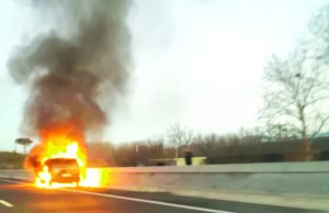 Mini van a fuoco sulla Statale 268, turisti in fuga dalle fiamme