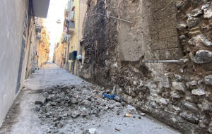 Si sbriciola un palazzo nel centro storico di Torre Annunziata: tragedia sfiorata