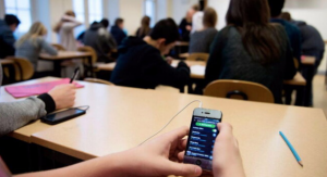 Stop ai cellulari in classe, adesso si rischia la sospensione