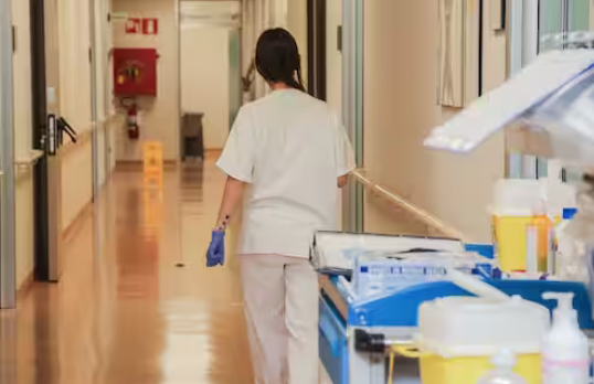 Infermieri, i nuovi poveri della sanità: salari da fame e fuga dagli ospedali pubblici