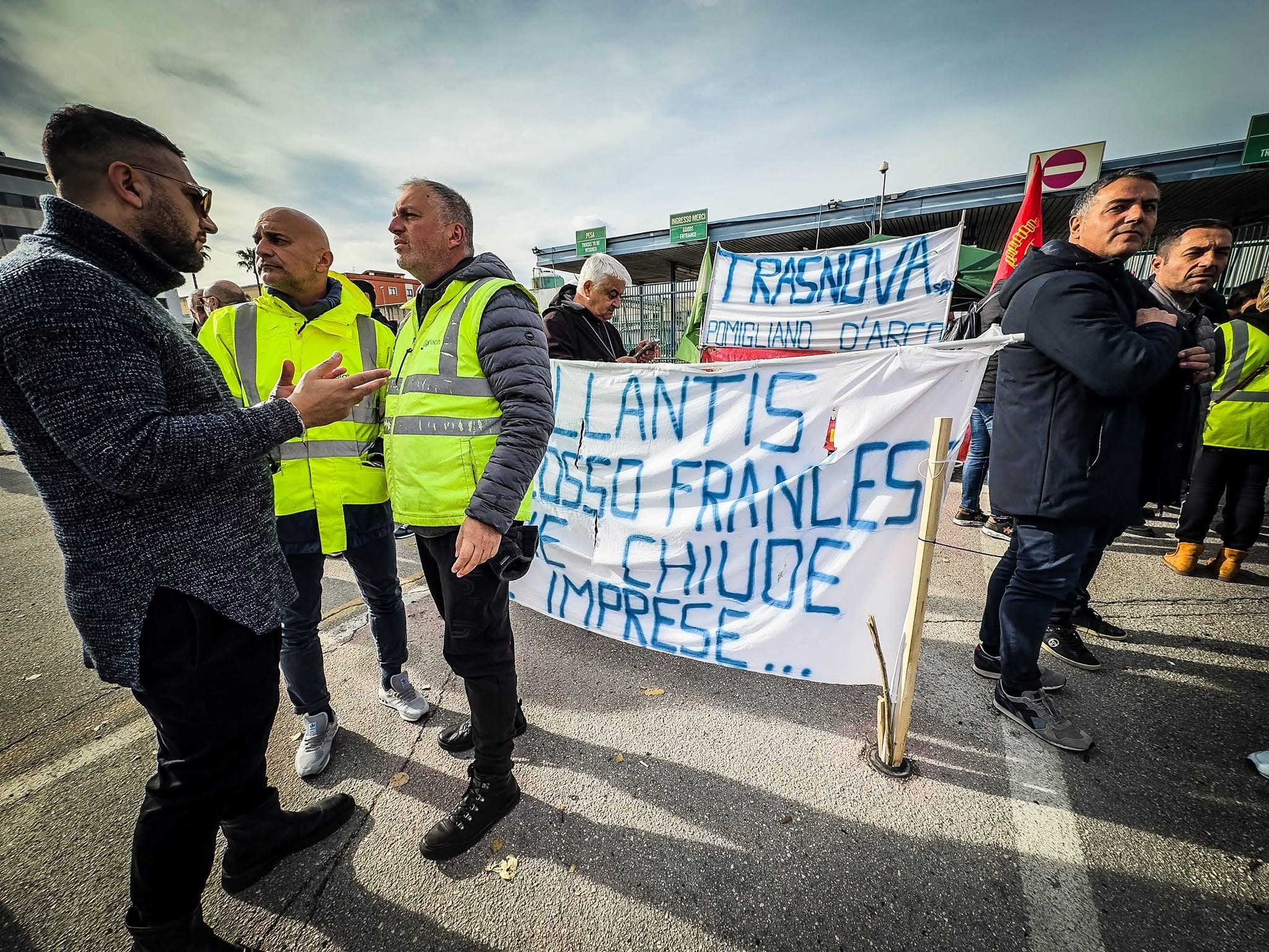 Spiraglio per i lavoratori Trasnova di Pomigliano, un nuovo investitore potrebbe riassumerli
