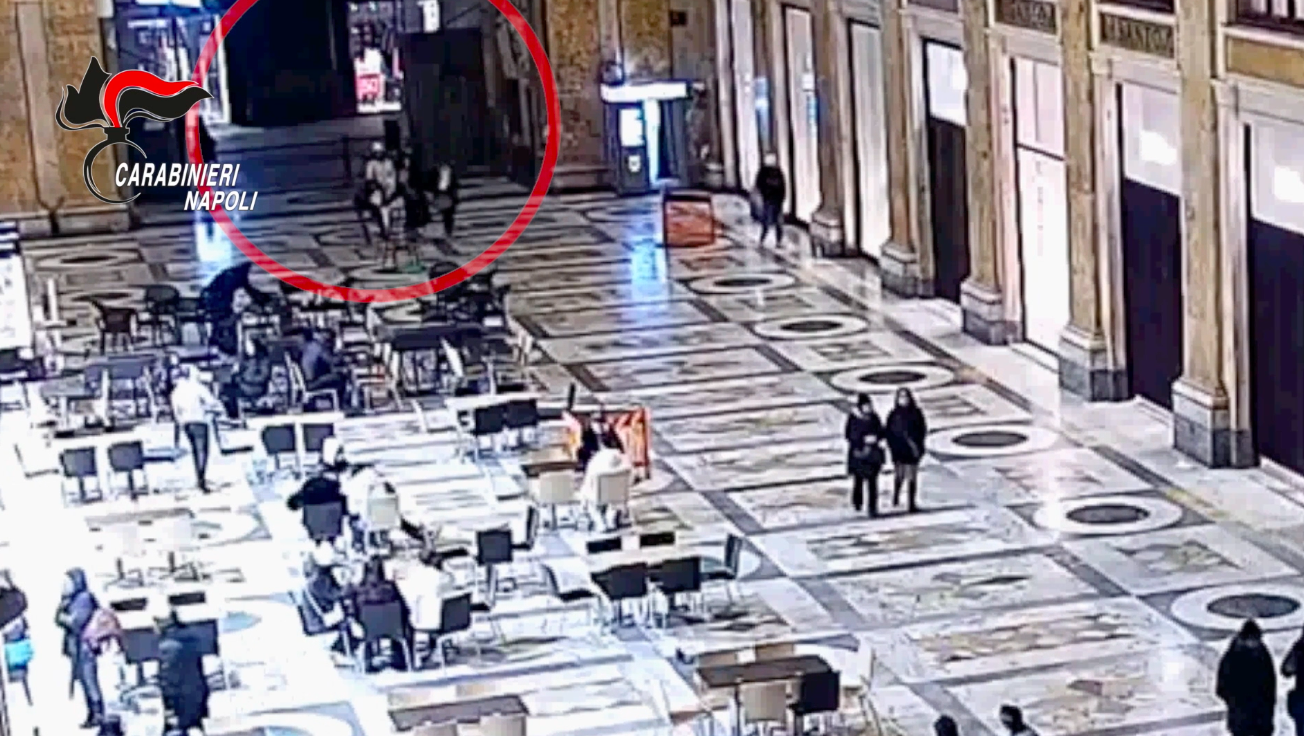 Tenta di scippare una turista: arrestato e rilasciato