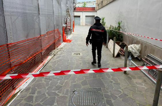 Cade da un'impalcatura e muore, un'altra tragedia a Frattamaggiore ...