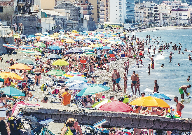 Castellammare. Mareggiate, gli imprenditori di via De Gasperi: «Qui siamo a rischio»