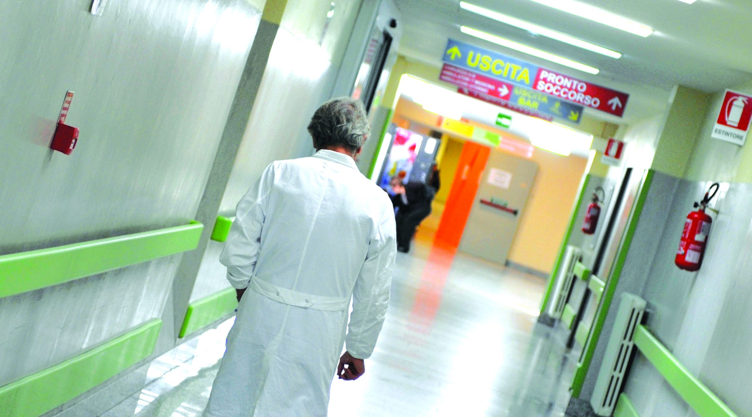 Precipitano in un burrone, 4 persone vive per miracolo