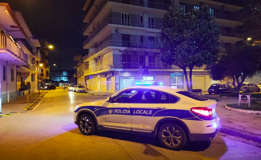 Anziana di 85 anni salvata a Pomigliano dai vigili che entrano dalla finestra