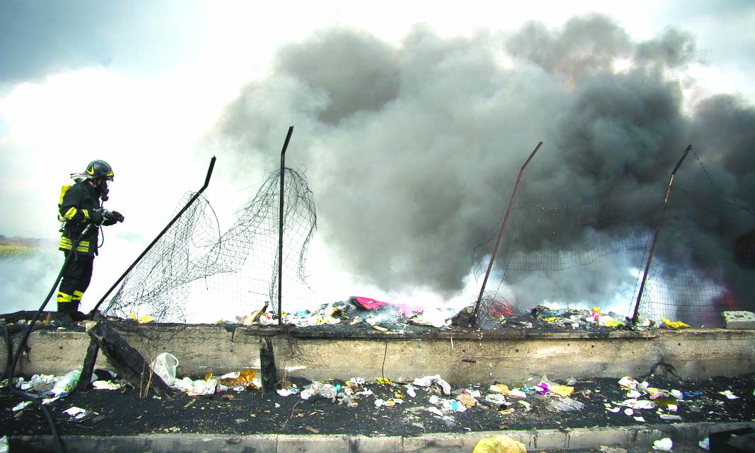 Un fabbricato trasformato in discarica, i sequestri nella Terra dei Fuochi tra San Giuseppe Vesuviano e Acerra