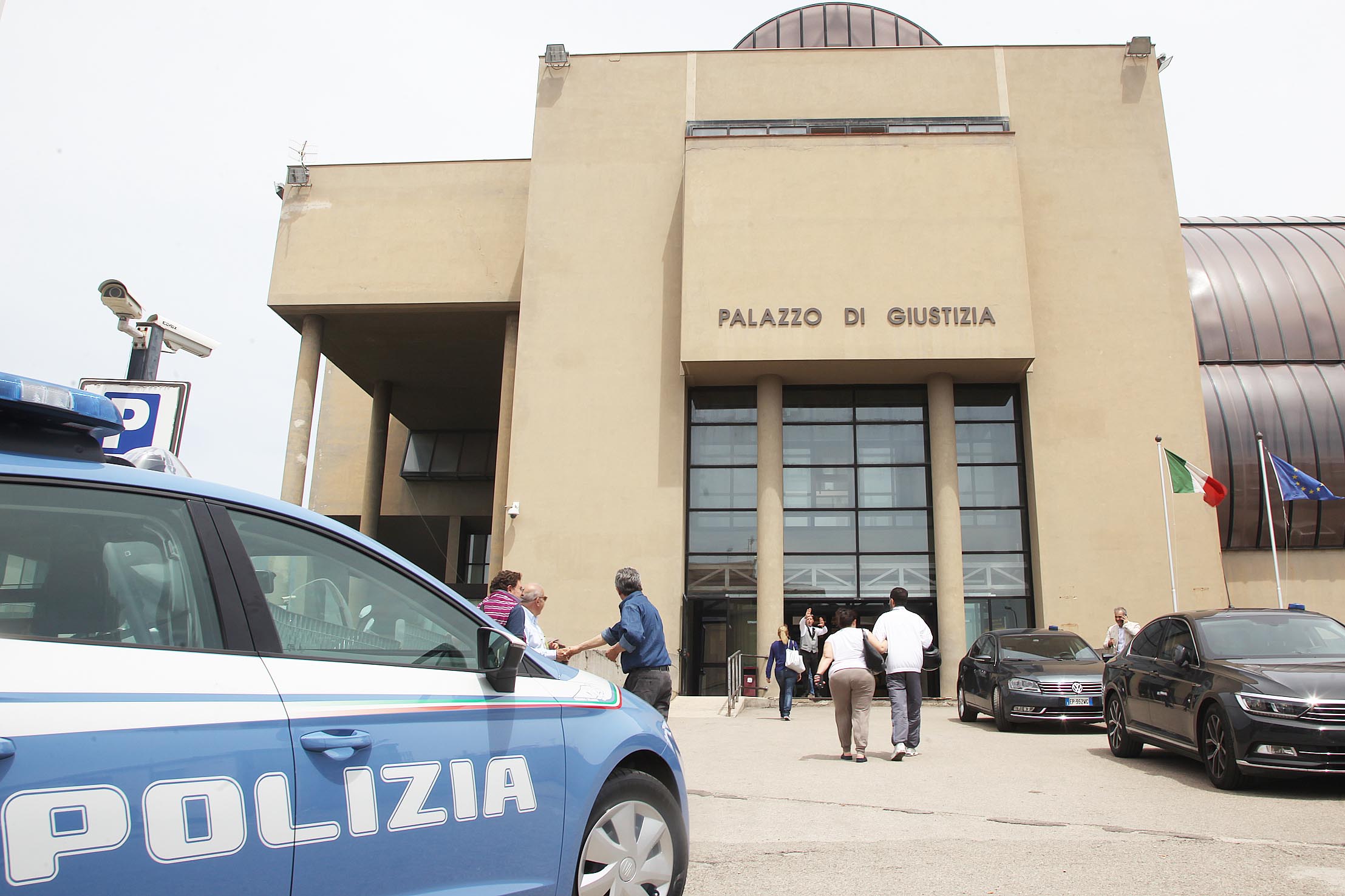 Abusi su 7 studenti, parte il processo alla prof: in aula le mamme