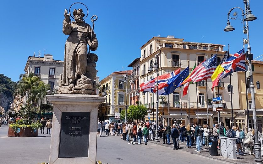 Sorrento, fragole al posto dei rifiuti: l’iniziativa della Paper Week di Comieco