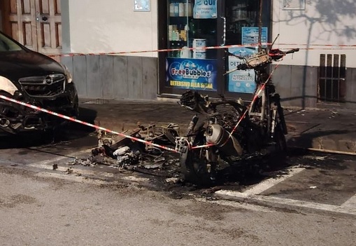 Notte di fuoco a Vico Equense: due scooter e un'auto in fiamme ...