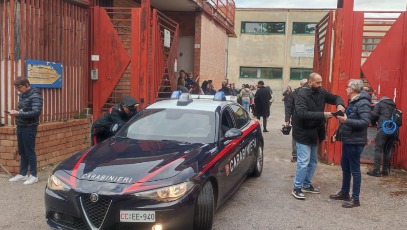 Abusi su 7 studenti, parte il processo alla prof: in aula le mamme