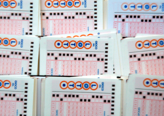 Giocano sei ambi, quattro terni e una quaterna: Poggiomarino fa il pieno al Lotto, maxi vincita in una tabaccheria