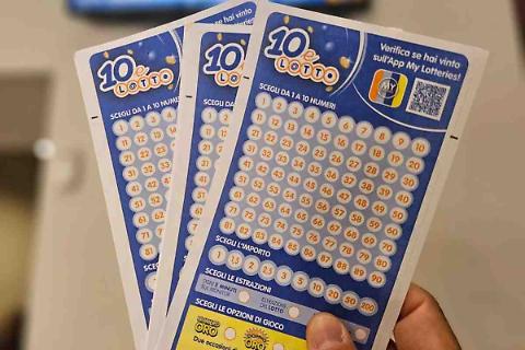 Giocano sei ambi, quattro terni e una quaterna: Poggiomarino fa il pieno al Lotto, maxi vincita in una tabaccheria