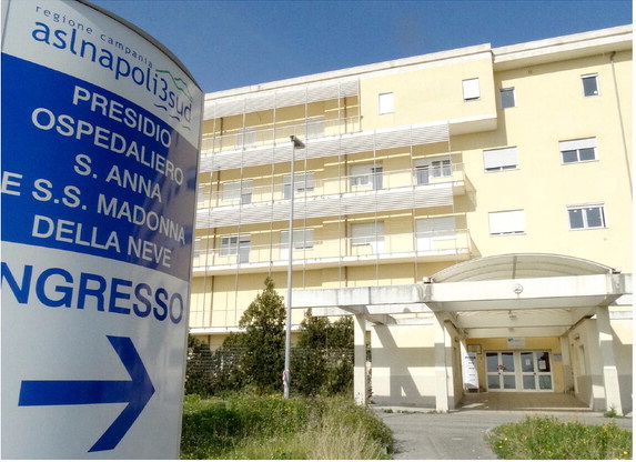 Infermieri, i nuovi poveri della sanità: salari da fame e fuga dagli ospedali pubblici