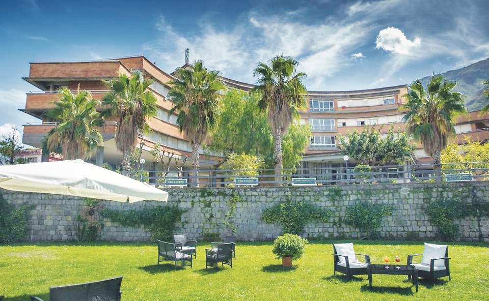 Vesuvian Inn ai cinesi: 13 dipendenti rischiano il lavoro dopo 36 anni