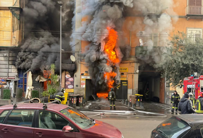 Rogo nella notte in un’azienda, camion in fiamme a Santa Maria la Carità