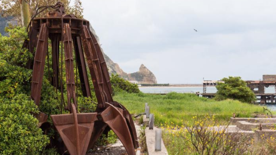 Bagnoli di nuovo in strada contro l’America’s Cup: attivisti bloccano i camion nell’area della colmata