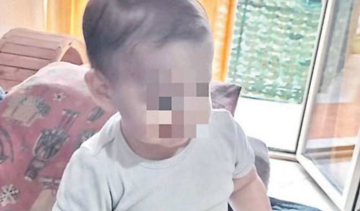 Cuori rossi e palloncini a Nola: il corteo sotto la pioggia per il bimbo dal cuore bruciato