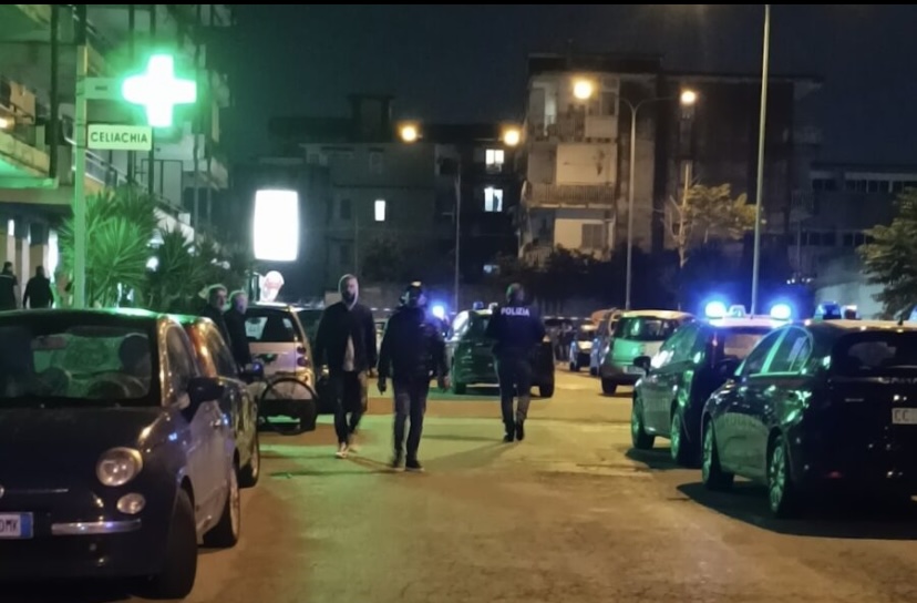 Agguato in pieno giorno a Napoli est, uomo freddato dai sicari