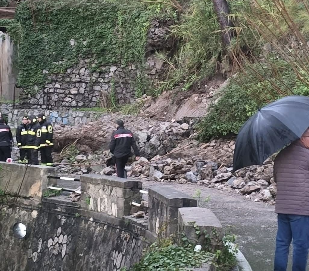 Terrore a Castellammare di Stabia, frana in via Salita San Giacomo
