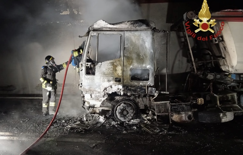 Santa Maria la Carità, camion in fiamme: aggrediti i vigili del fuoco intervenuti per domare l’incendio