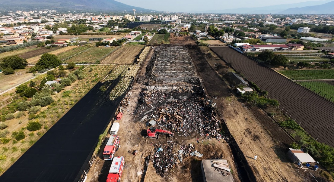 Rogo nella notte in un’azienda, camion in fiamme a Santa Maria la Carità
