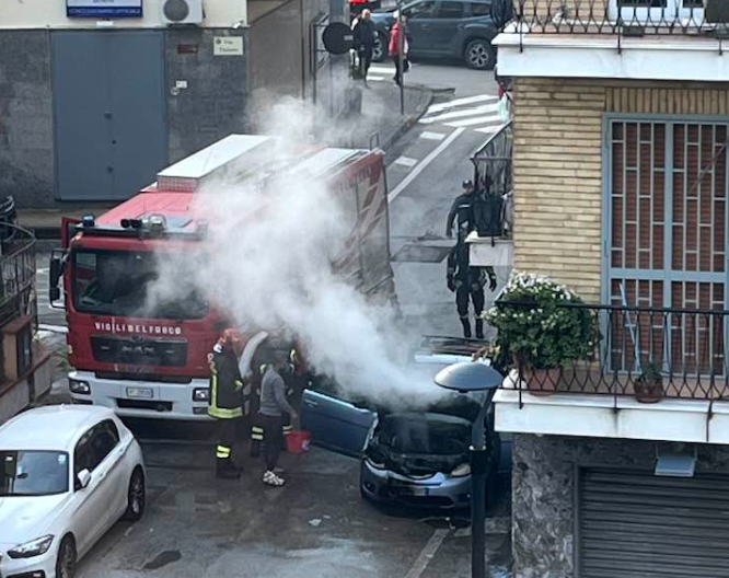 Paura a Pomigliano, auto in fiamme e traffico in tilt - Metropolisweb