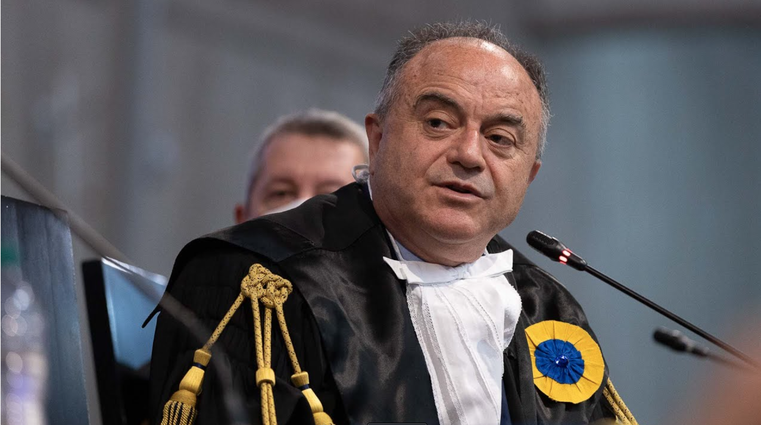 Tra toghe e politica: la giustizia prigioniera del tifo da stadio