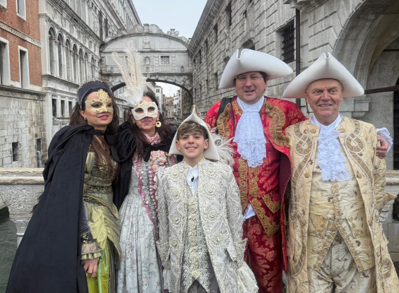 Maschere e coriandoli pericolosi per i bambini, mezzo milione di prodotti sequestrati tra il Vesuviano e Sorrento