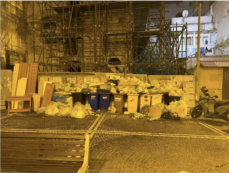 Un fabbricato trasformato in discarica, i sequestri nella Terra dei Fuochi tra San Giuseppe Vesuviano e Acerra