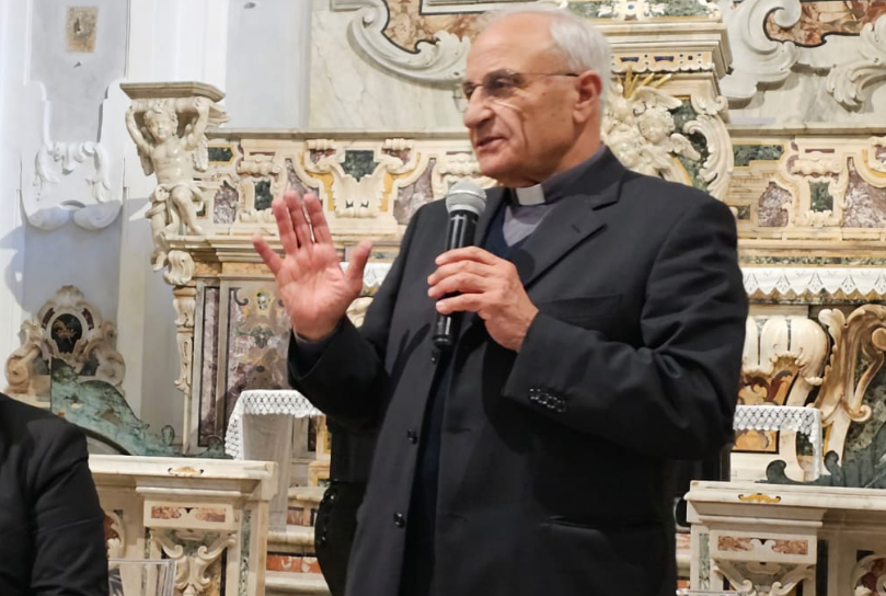 Cuori rossi e palloncini a Nola: il corteo sotto la pioggia per il bimbo dal cuore bruciato