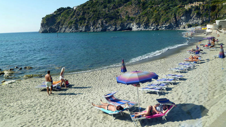 Castellammare. Spiagge, la determina pasticciata imbarazza l’amministrazione