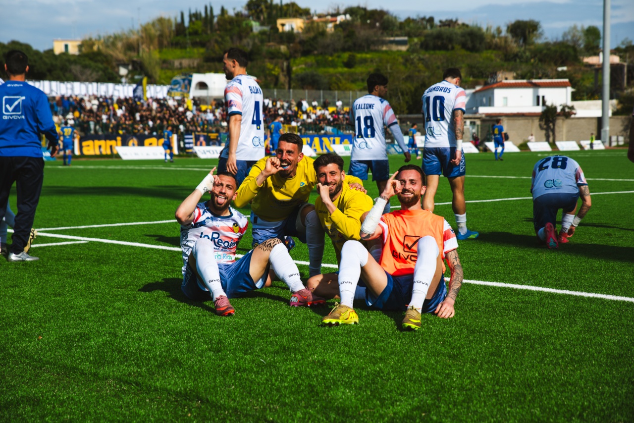 Ischia, pasillo de honor per i campioni della Scafatese