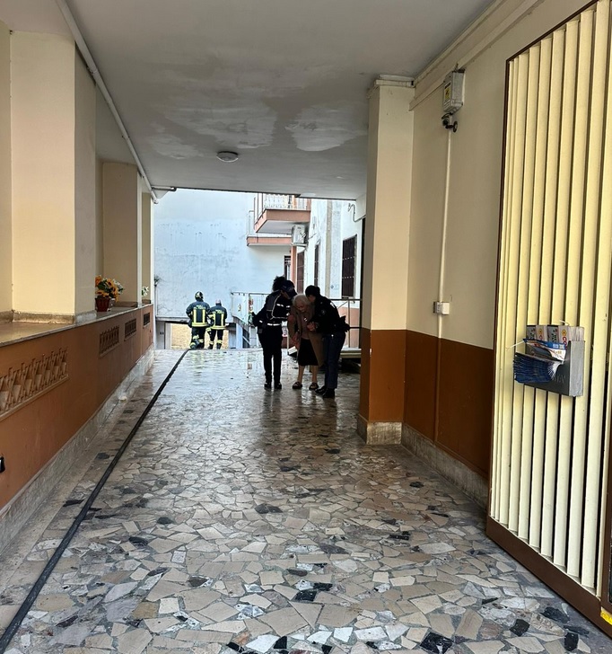 Giugliano, appartamento bruciato dalle fiamme: mamma e figlio di 5 anni salvati dal rogo