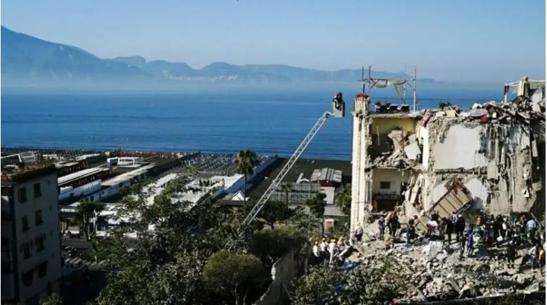 Crollo a Torre Annunziata. La lunga notte di imputati e vittime: nessuno andrà in cella. Resta la battaglia-risarcimenti